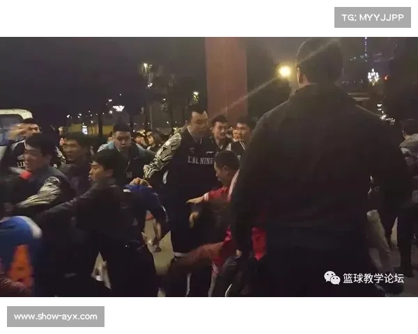 韩国K2联赛球迷冲突升级 激光笔照射球员致比赛中断 韩国K2联赛球迷冲突升级 激光笔照射球员致比赛中断